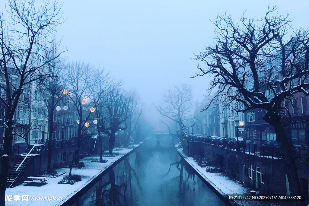 冬日雪后静谧河道景象