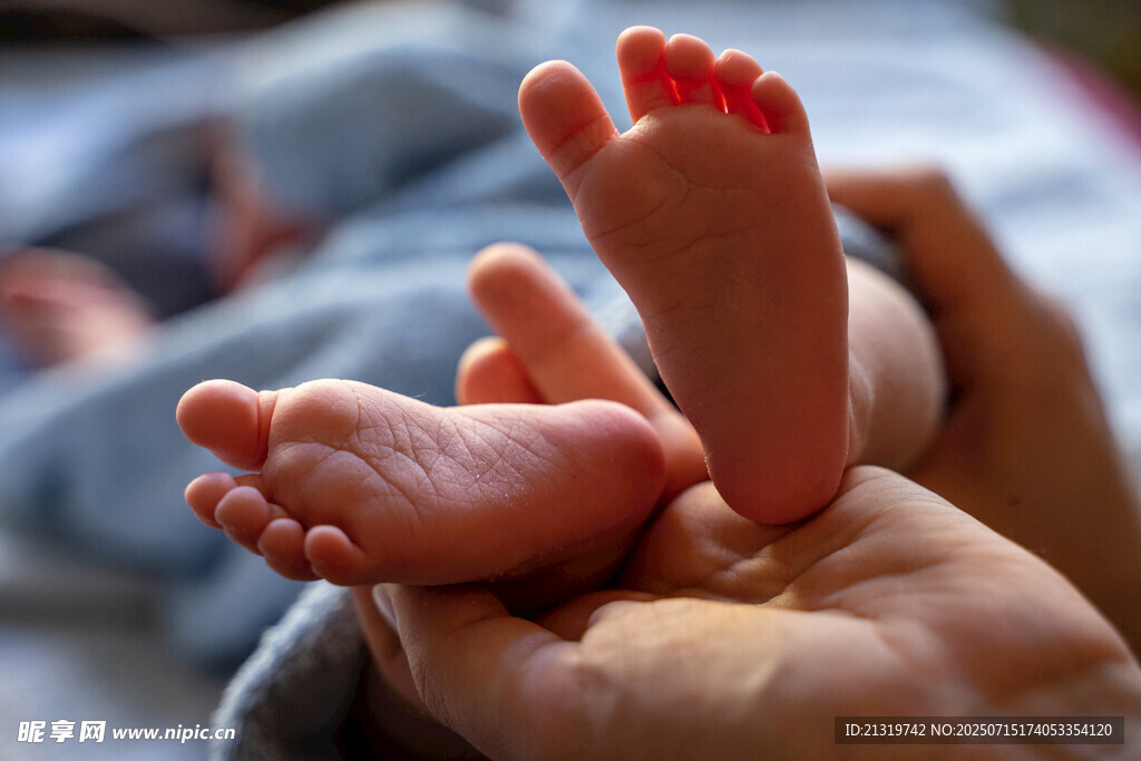 呵护新生婴儿的小脚丫