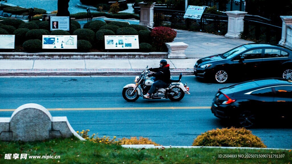 街道上的摩托车与汽车