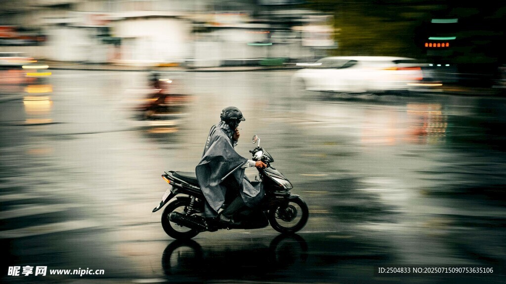 雨中骑行的摩托车身影