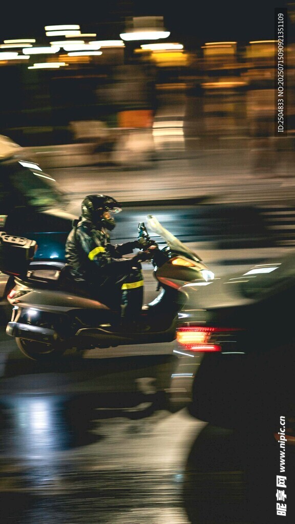 雨夜中疾驰的摩托车骑手