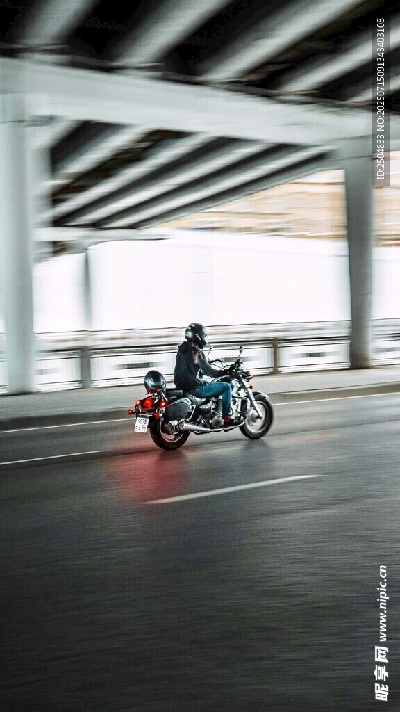 公路上骑行的摩托车手