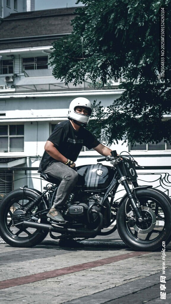 男子帅气骑行复古摩托车