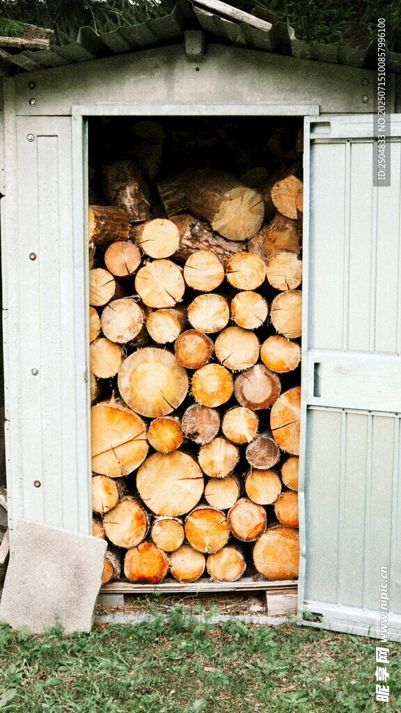 木柴堆满小屋门