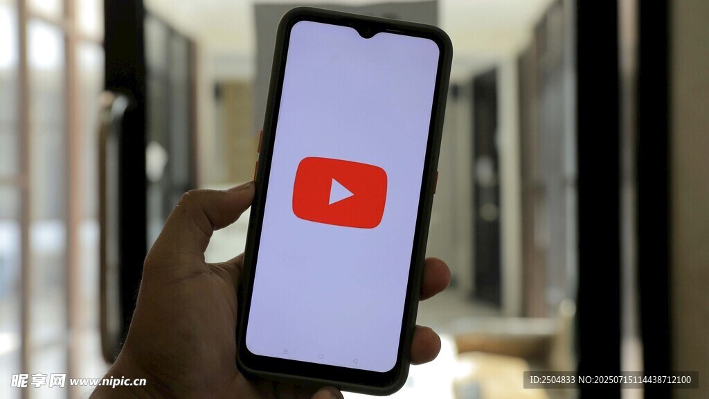 手持手机显示YouTube界面