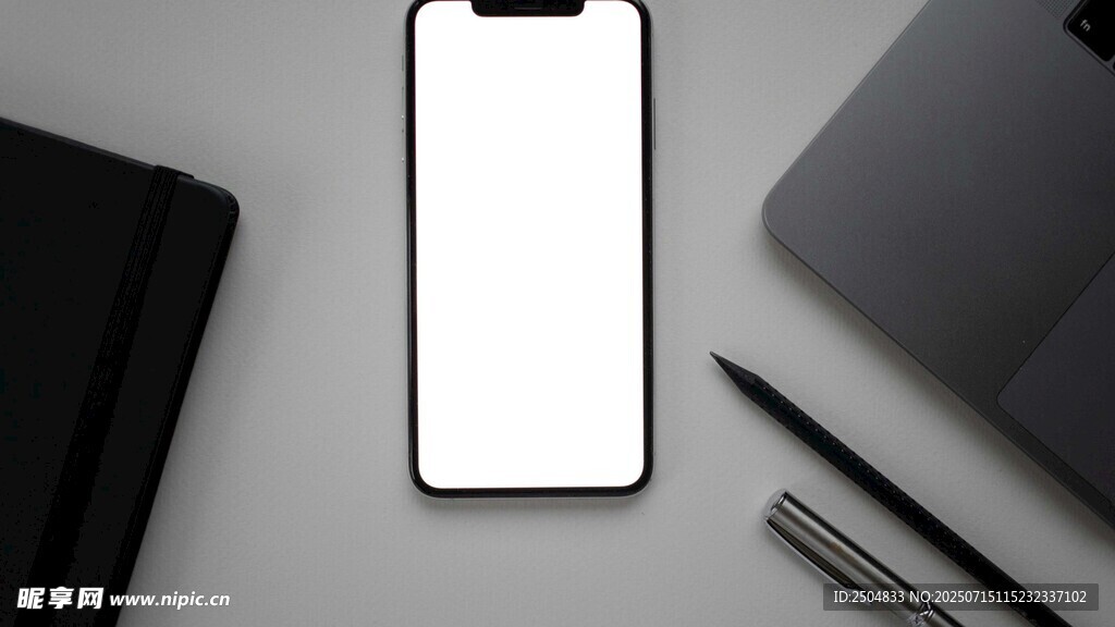 简约桌面的手机与办公用品