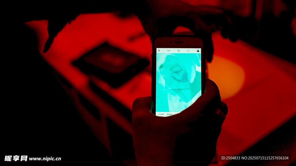 手持发光手机特写画面