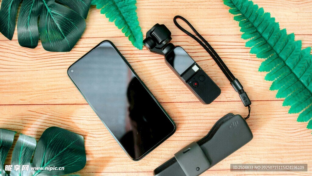 手机配件与绿植的清新组合