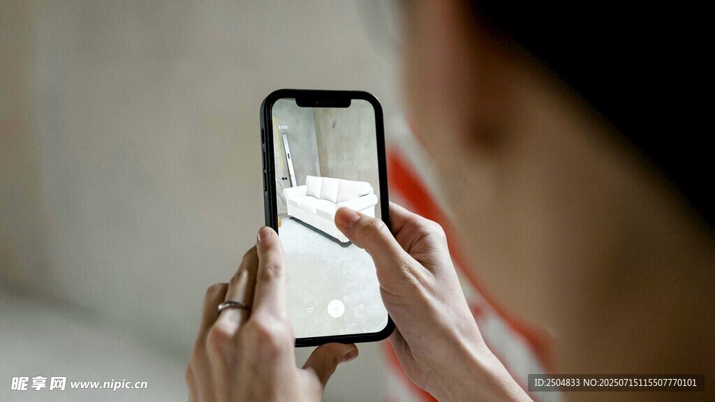 手持手机查看屏幕画面
