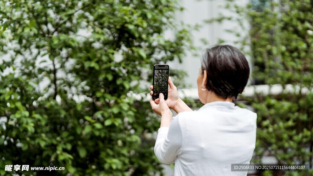 女士户外拍摄绿植瞬间