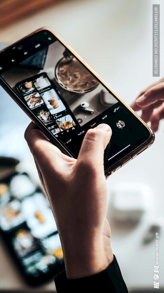 手持手机展示多彩画面