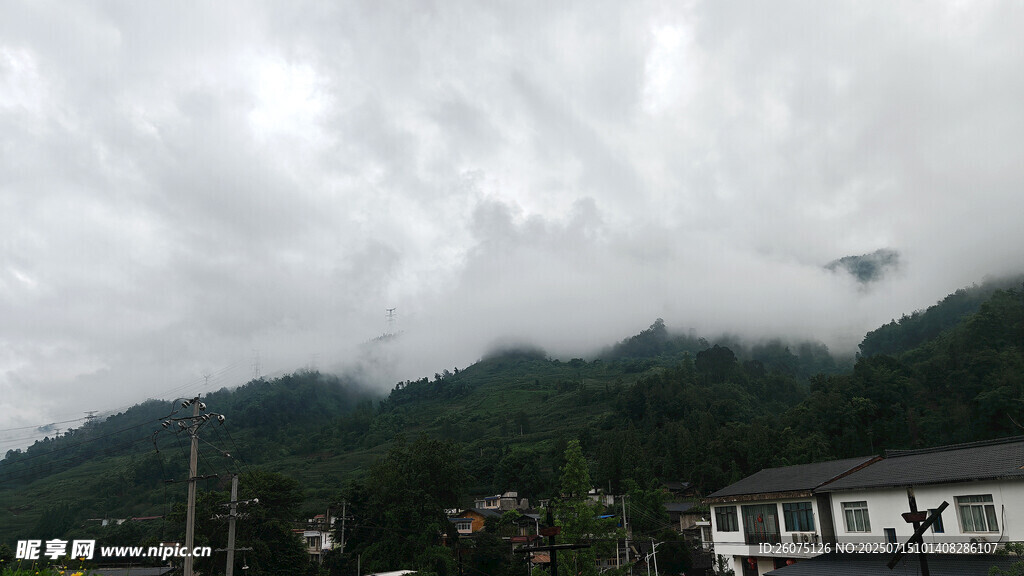 山间云雾缭绕的景致