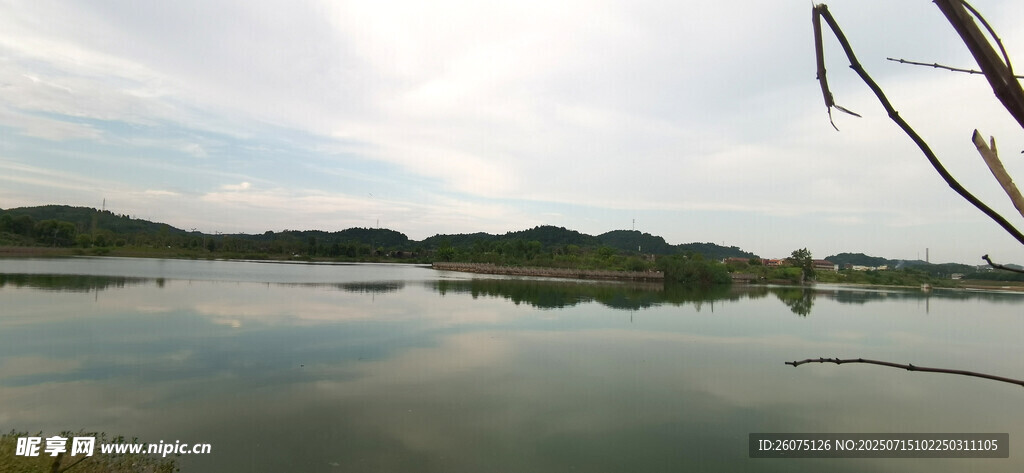 宁静湖畔风光