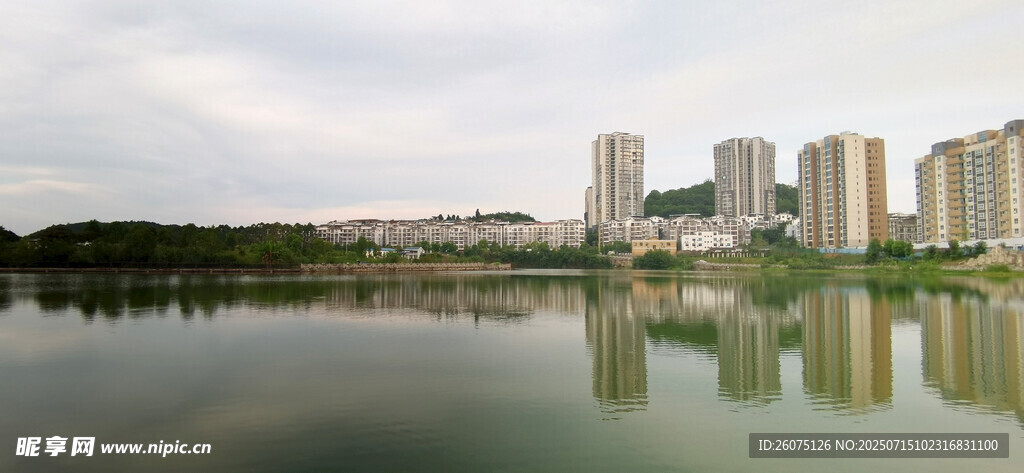 湖畔高楼倒影美景