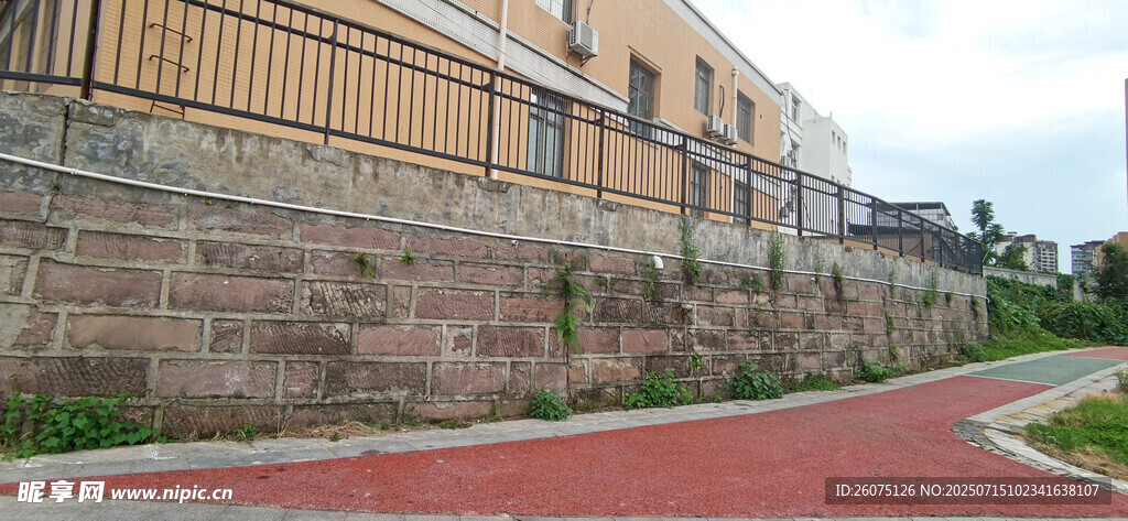 红砖步道旁的石墙建筑