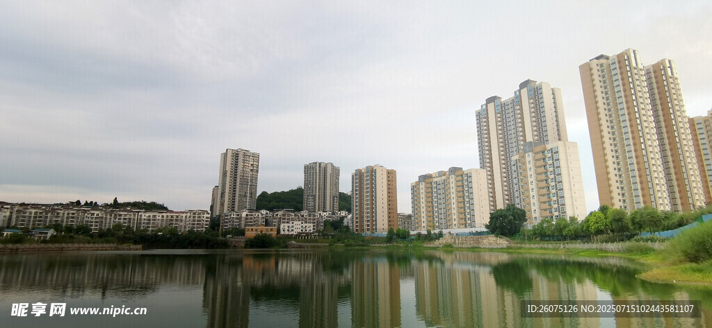 河畔高楼林立的城市风光