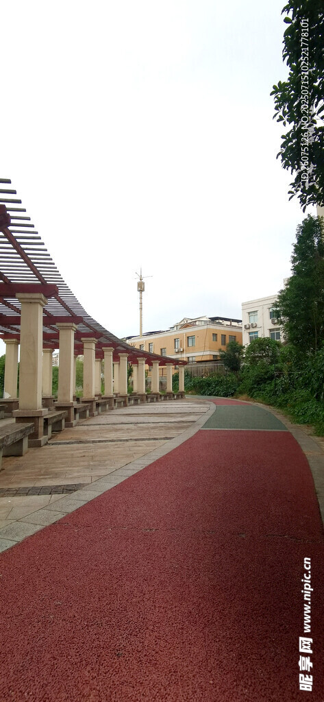 校园红色步道与建筑景观