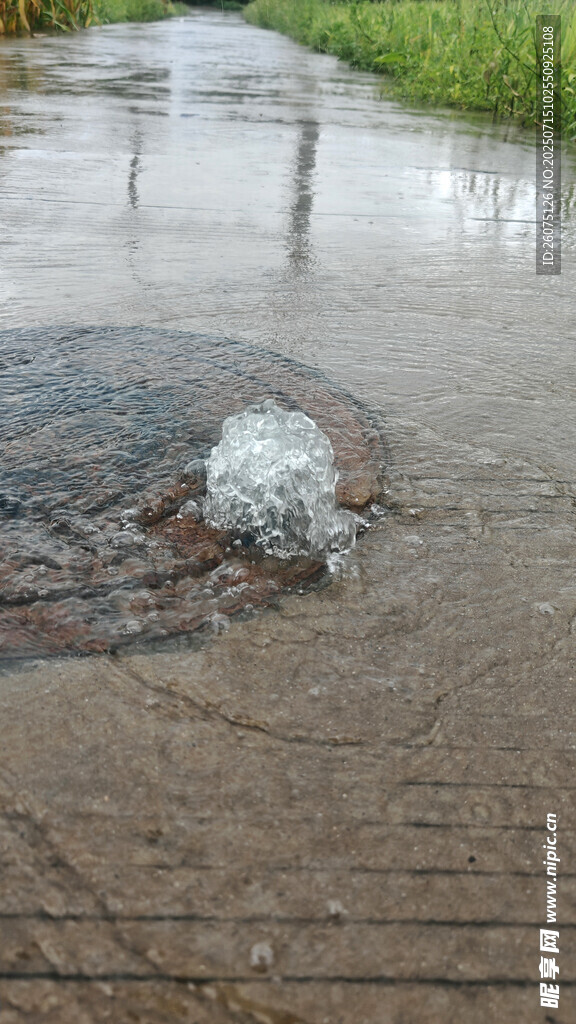 雨天路面下水道井盖溅起的水花