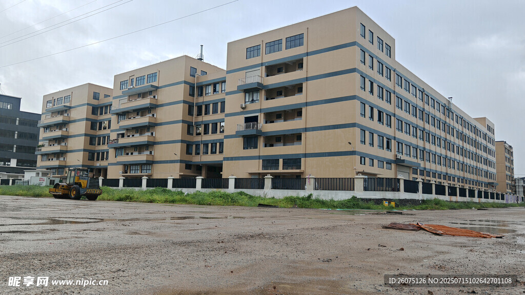 在建公路旁多层厂房外观