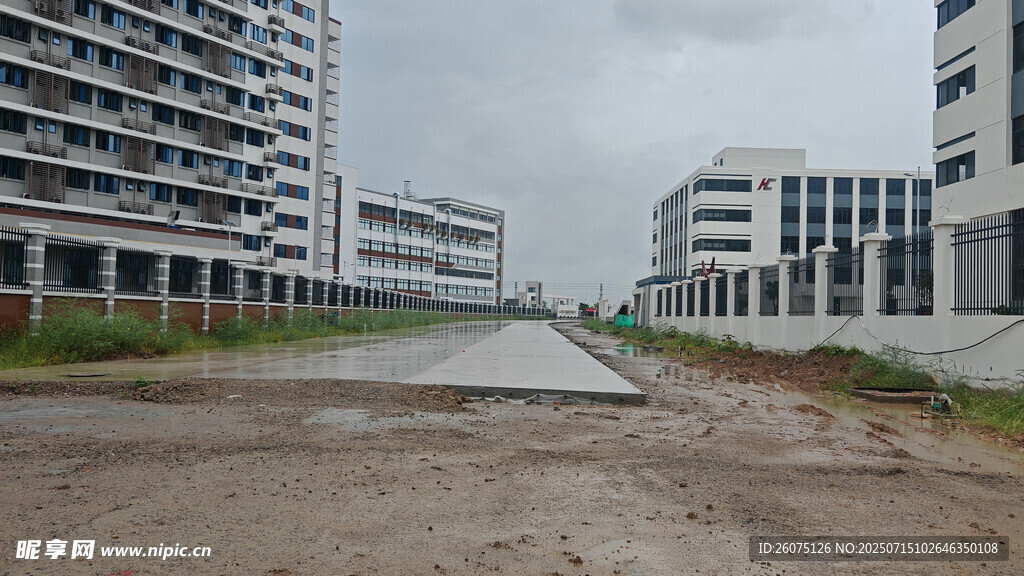 在建楼盘周边空旷场景