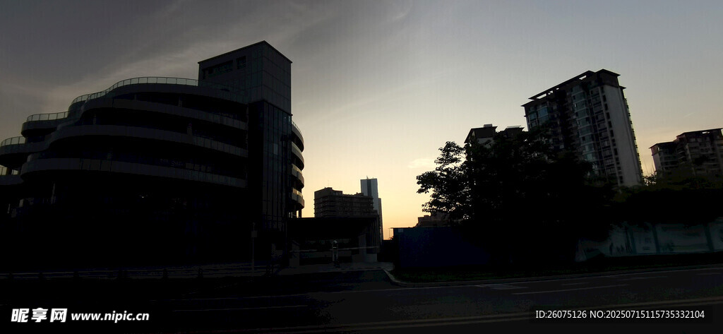 城市黄昏剪影