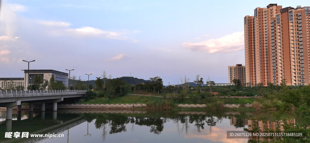 城市河畔黄昏紫色天空美景