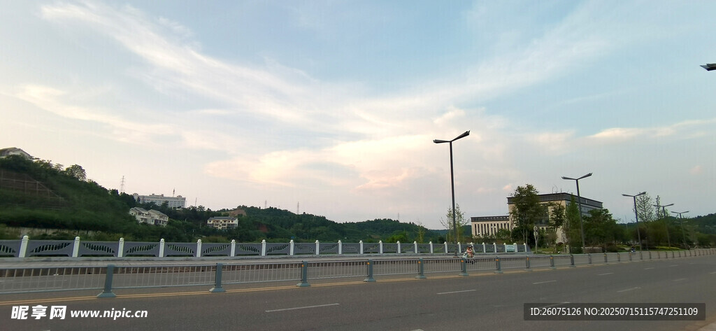 黄昏时分的公路风景