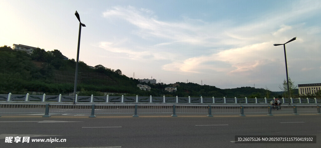 黄昏下的道路与路灯