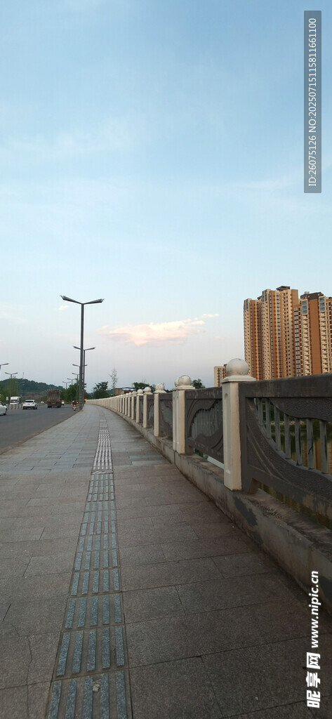 城市河畔大桥上步道风景