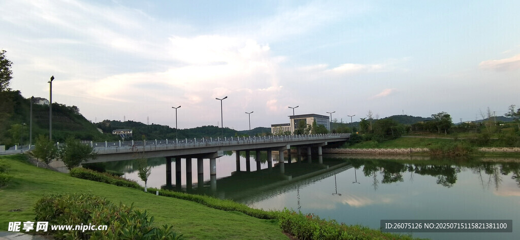 河畔桥梁风景