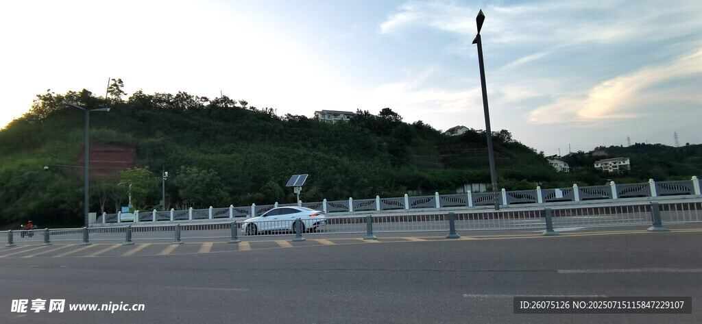 黄昏下的公路与远处山丘