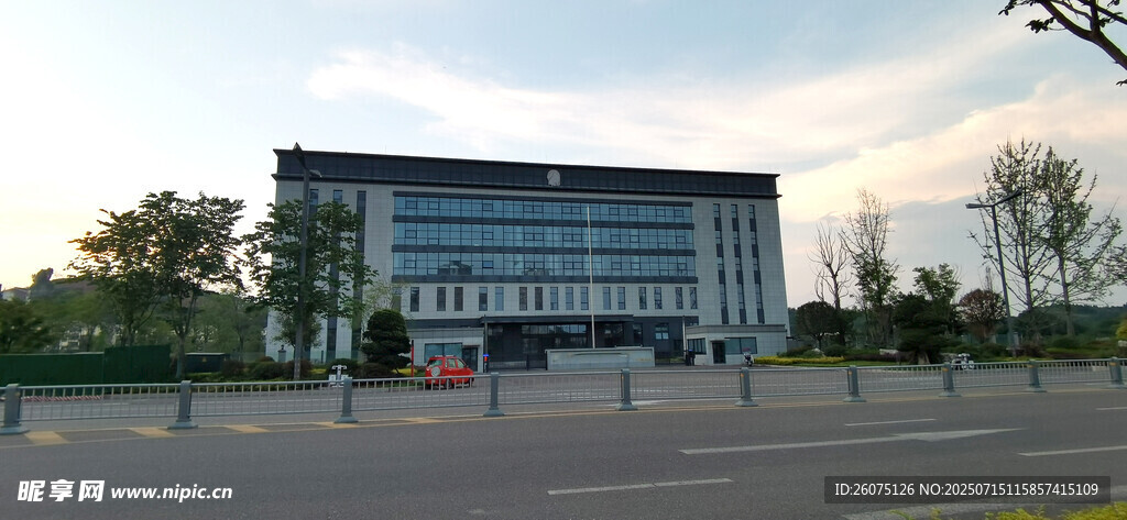 现代风格办公大楼外观