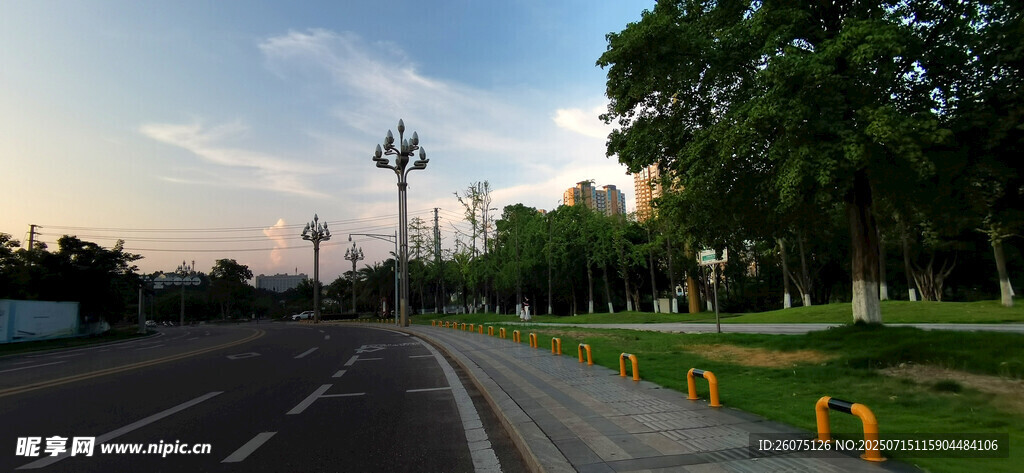 黄昏时的静谧街道