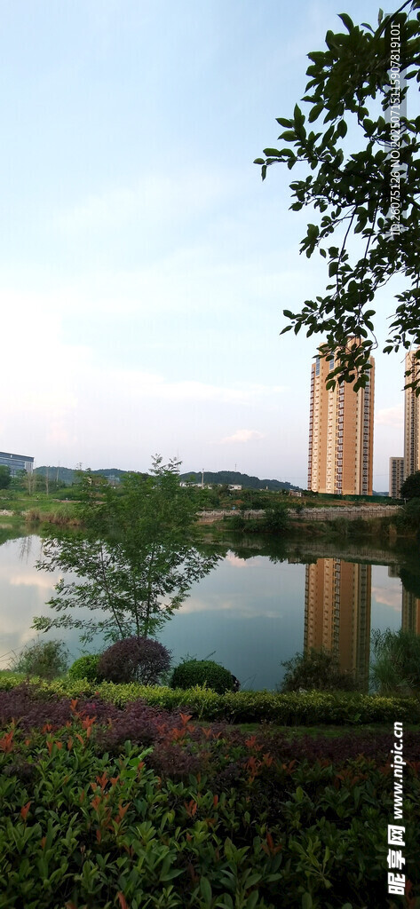 湖畔双塔楼自然美景