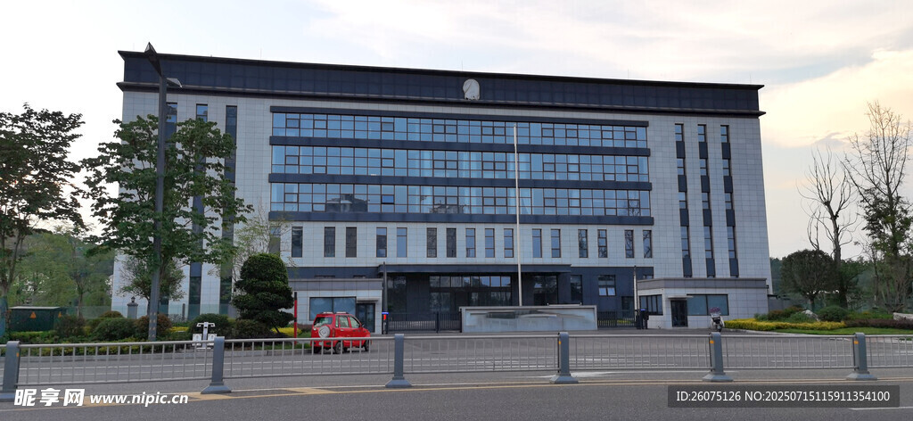 现代风格多层办公建筑外观