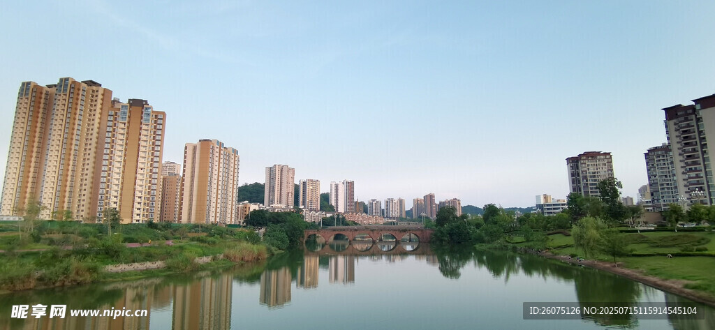 湖畔高楼水面映景