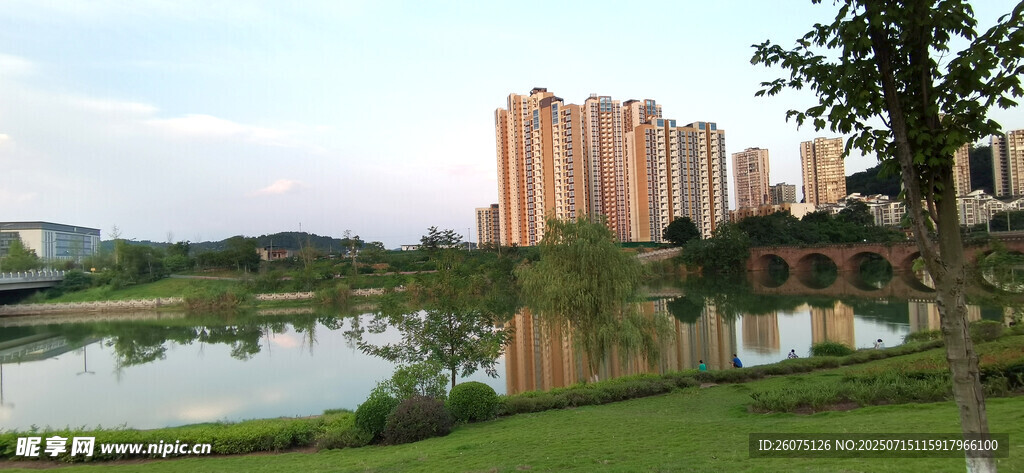 湖畔高楼美景