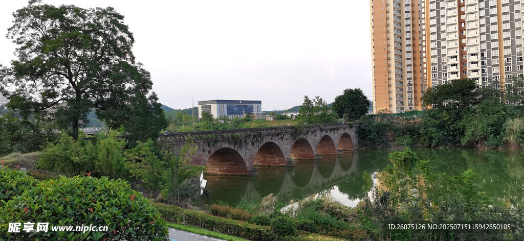 河畔古桥与城市建筑景观
