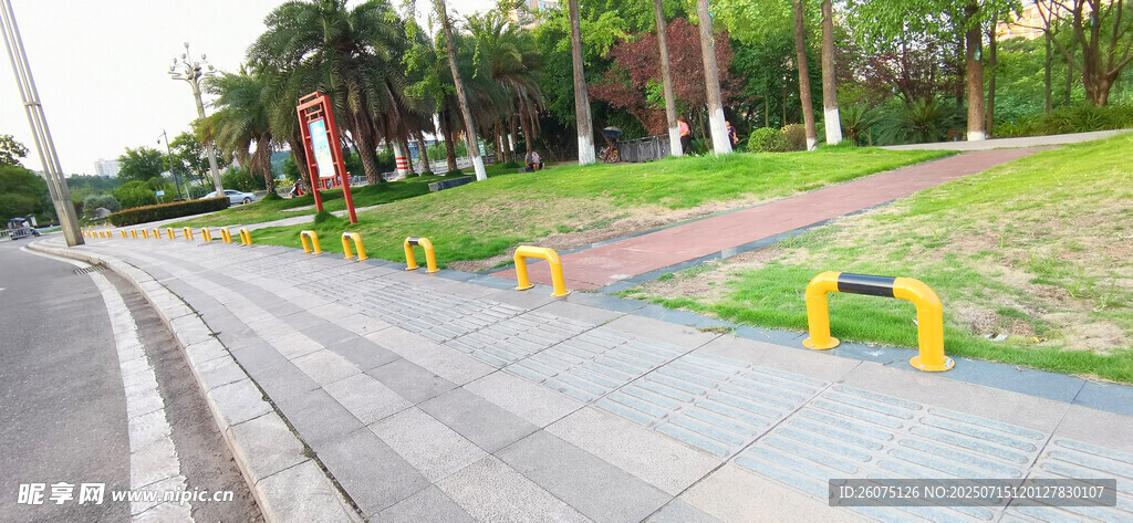 道路旁的黄色隔离设施