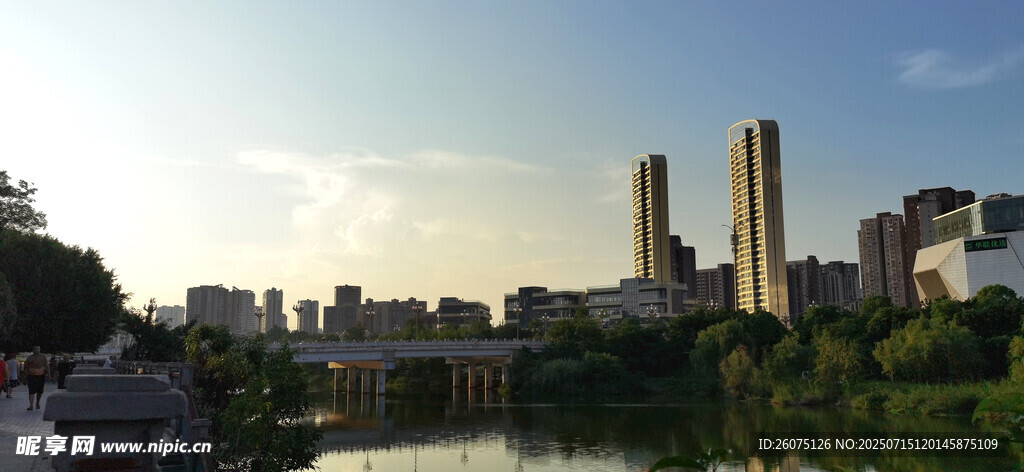 城市黄昏大桥河畔风光与高楼景观