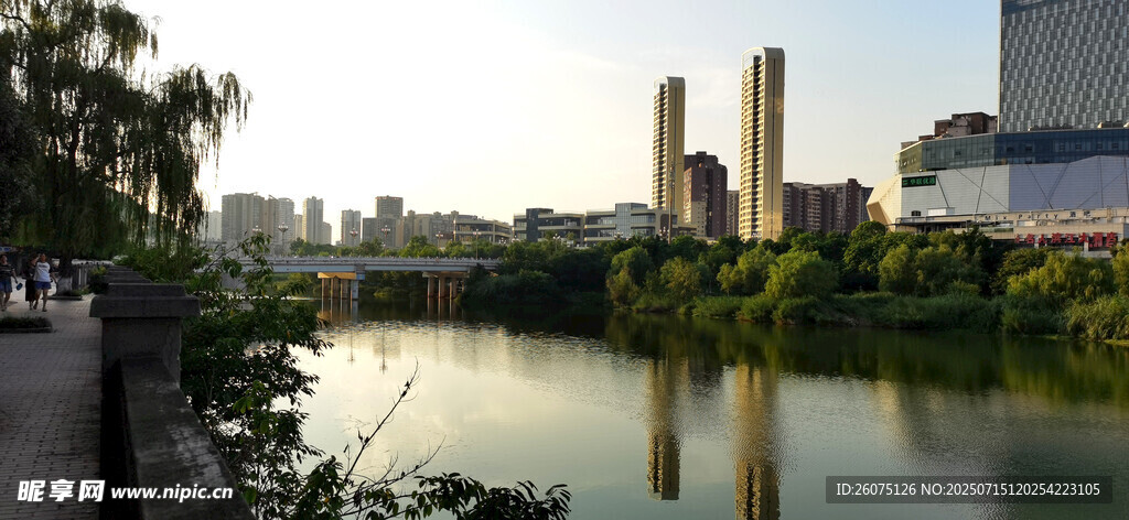河畔城市风光