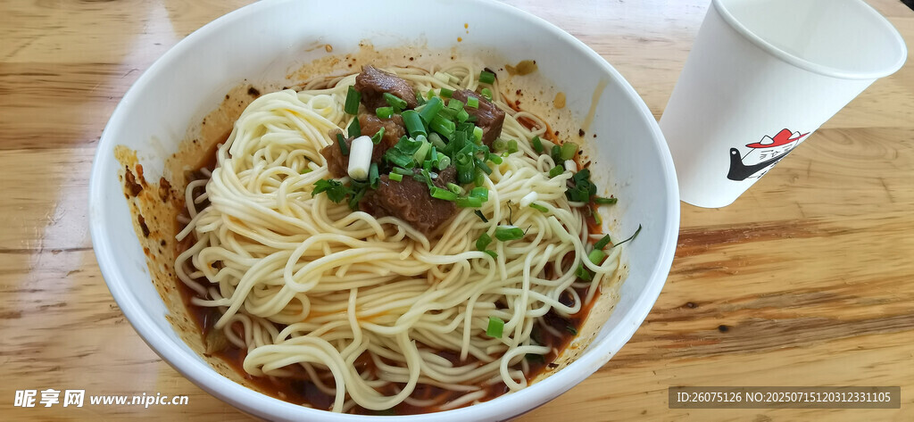 一碗美味的牛肉干拌面