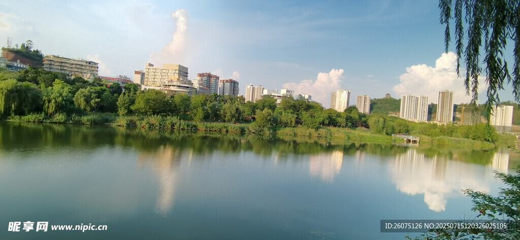 湖畔城市风光与水面倒影