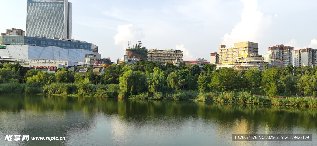城市湖畔风光