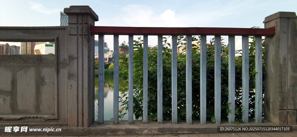 河岸金属栅栏与水泥立柱护栏