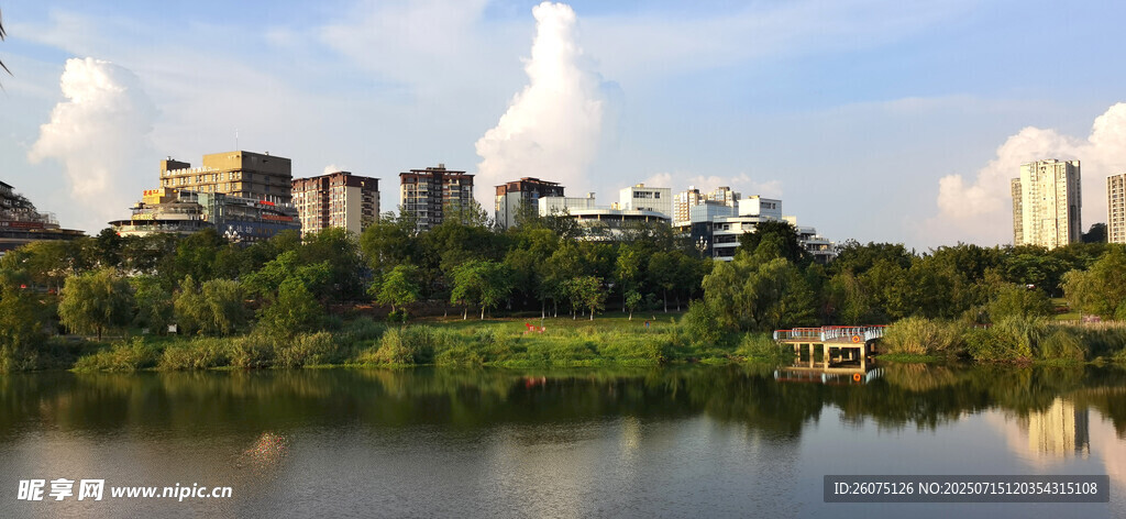 湖畔城市风光云朵美景