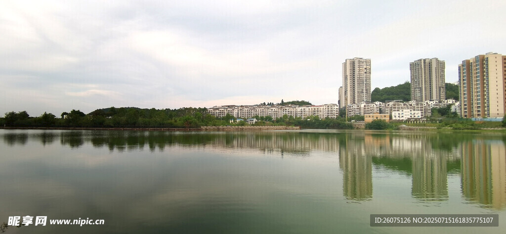 湖畔城市风光