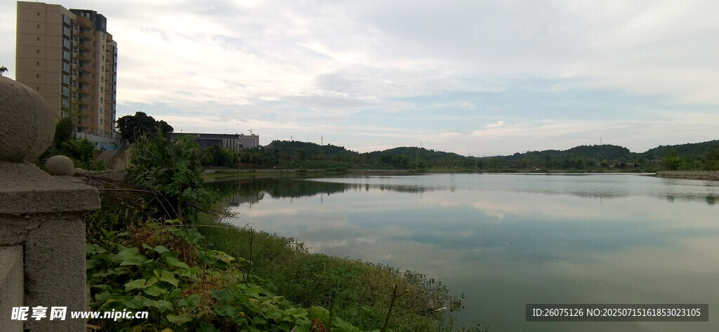 湖畔城市风光美景