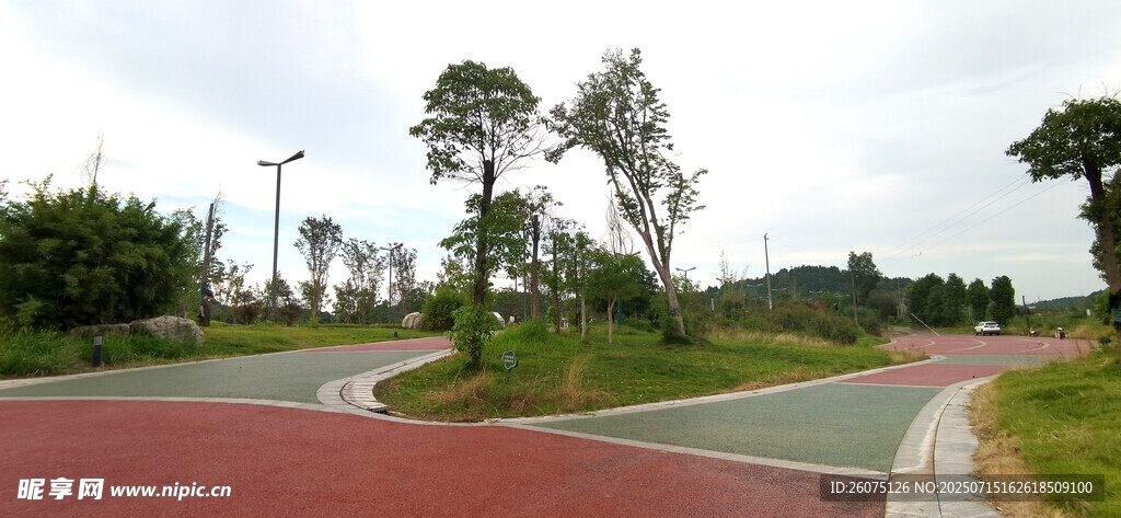 户外彩色跑道与周边风景