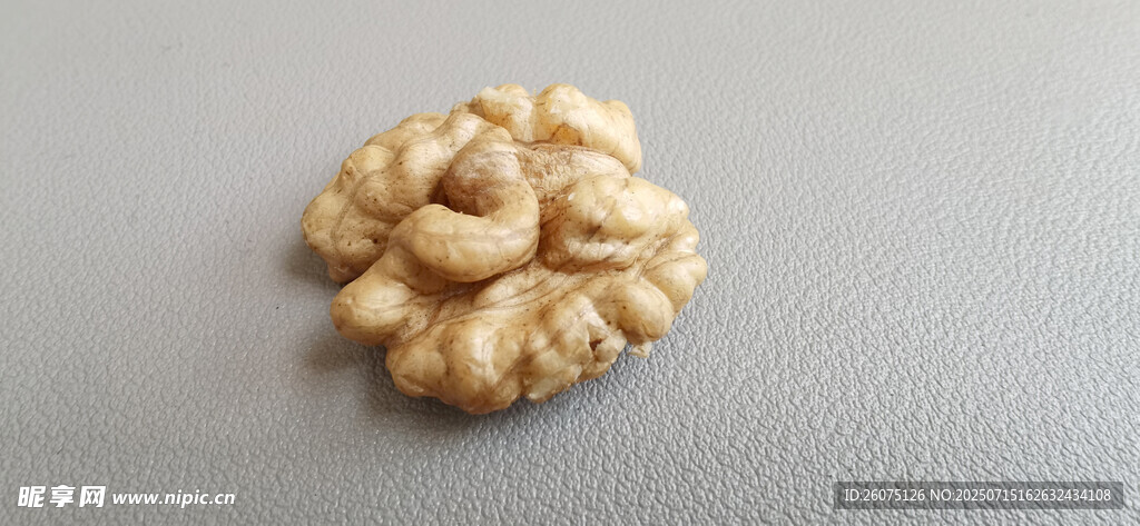 一颗饱满的核桃仁